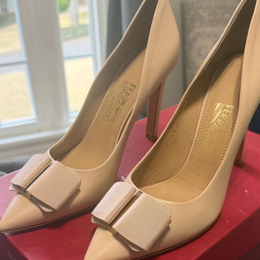 Salvatore Ferragamo Cream Pointed-Toe Varina Bow Flats - Picture 7 of 7